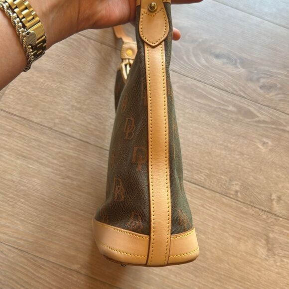 VINTAGE DOONEY AND BOURKE LOGO HOBO STYLE PURSE HANDBAG WITH LEATHER STRAP - Picture 4 of 11